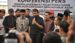 Gubernur Aceh Muzakir Manaf atau Mualem pada konferensi pers usai mendarat di Bandara Internasional Sultan Iskandar Muda, Blang Bintang Aceh Besar, Rabu siang (18/6). (Foto: For Infoaceh.net)