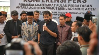Gubernur Aceh Muzakir Manaf atau Mualem pada konferensi pers usai mendarat di Bandara Internasional Sultan Iskandar Muda, Blang Bintang Aceh Besar, Rabu siang (18/6). (Foto: For Infoaceh.net)