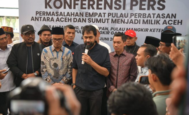 Gubernur Aceh Muzakir Manaf atau Mualem pada konferensi pers usai mendarat di Bandara Internasional Sultan Iskandar Muda, Blang Bintang Aceh Besar, Rabu siang (18/6). (Foto: For Infoaceh.net)