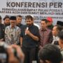 Gubernur Aceh Muzakir Manaf atau Mualem pada konferensi pers usai mendarat di Bandara Internasional Sultan Iskandar Muda, Blang Bintang Aceh Besar, Rabu siang (18/6). (Foto: For Infoaceh.net)