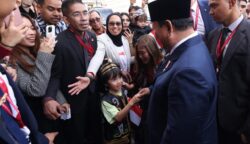 Presiden Republik Indonesia Prabowo Subianto disambut dengan meriah dan penuh antusias oleh puluhan Warga Negara Indonesia (WNI) dari berbagai kalangan, mulai dari diaspora hingga mahasiswa, di lobi hotelnya di St. Petersburg, Rusia, Rabu (18/6).
