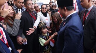 Presiden Republik Indonesia Prabowo Subianto disambut dengan meriah dan penuh antusias oleh puluhan Warga Negara Indonesia (WNI) dari berbagai kalangan, mulai dari diaspora hingga mahasiswa, di lobi hotelnya di St. Petersburg, Rusia, Rabu (18/6).