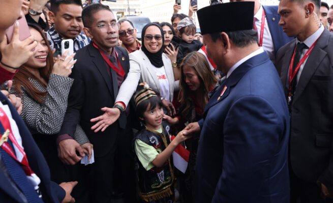 Presiden Republik Indonesia Prabowo Subianto disambut dengan meriah dan penuh antusias oleh puluhan Warga Negara Indonesia (WNI) dari berbagai kalangan, mulai dari diaspora hingga mahasiswa, di lobi hotelnya di St. Petersburg, Rusia, Rabu (18/6).