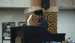 Anggota DPRD Makassar dari Fraksi Gerindra, Idris, tampil lantang dengan dua tuntutan utama dalam pandangan umum fraksinya: kebijakan pengangkutan sampah gratis untuk warga Kecamatan Manggala dan pemberdayaan Sumber Daya Manusia (SDM) tenaga kontrak yang dirumahkan.