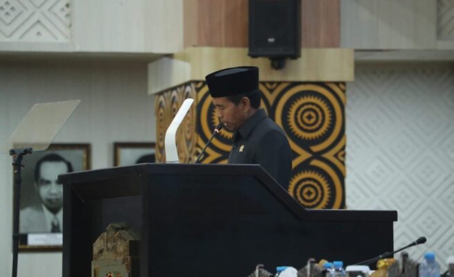 Anggota DPRD Makassar dari Fraksi Gerindra, Idris, tampil lantang dengan dua tuntutan utama dalam pandangan umum fraksinya: kebijakan pengangkutan sampah gratis untuk warga Kecamatan Manggala dan pemberdayaan Sumber Daya Manusia (SDM) tenaga kontrak yang dirumahkan.