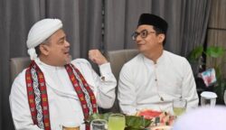 Ketua DPRK Banda Aceh Irwansyah menjamu makan malam dan minum kopi ulama nasional dan Imam Besar Habib Rizieq Shihab pada Rabu malam (18/6) di kediamannya. (Foto: Ist)