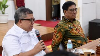 Wamen Perkim Fahri Hamzah, menggelar rapat dengan Asisten Administrasi Umum Sekda Aceh Muhammad Diwarsyah terkait data backlog penghunian, evaluasi suplai perumahan tahun 2025 Wilayah Aceh, di Ruang Potda 1 Setda Aceh, Kamis (19/6/2025). (Foto: Ist)