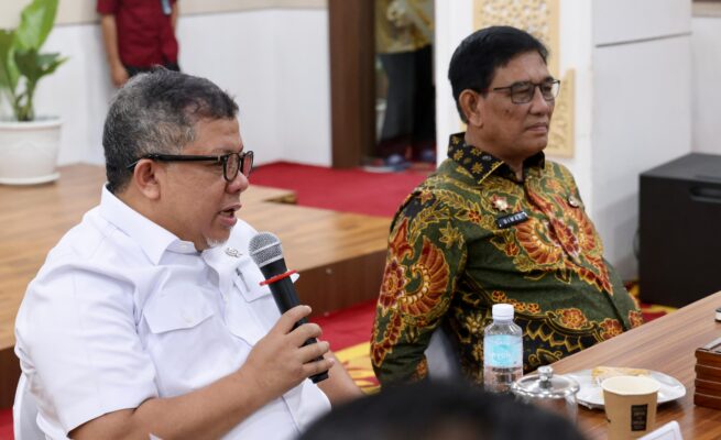 Wamen Perkim Fahri Hamzah, menggelar rapat dengan Asisten Administrasi Umum Sekda Aceh Muhammad Diwarsyah terkait data backlog penghunian, evaluasi suplai perumahan tahun 2025 Wilayah Aceh, di Ruang Potda 1 Setda Aceh, Kamis (19/6/2025). (Foto: Ist)