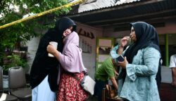 Wali Kota Banda Aceh Illiza Sa’aduddin Djamal menyerahkan bantuan masa panik kepada korban kebakaran di Lorong PJKA, Gampong Ateuk Pahlawan, Kamis sore, 19 Juni 2025. (Foto: Ist)