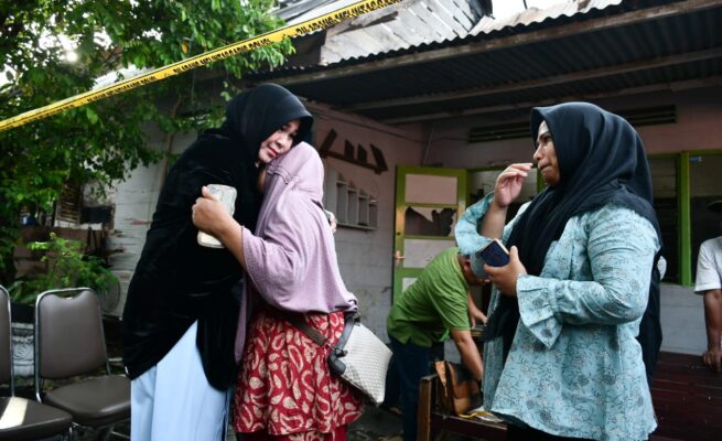 Wali Kota Banda Aceh Illiza Sa’aduddin Djamal menyerahkan bantuan masa panik kepada korban kebakaran di Lorong PJKA, Gampong Ateuk Pahlawan, Kamis sore, 19 Juni 2025. (Foto: Ist)