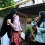 Wali Kota Banda Aceh Illiza Sa’aduddin Djamal menyerahkan bantuan masa panik kepada korban kebakaran di Lorong PJKA, Gampong Ateuk Pahlawan, Kamis sore, 19 Juni 2025. (Foto: Ist)