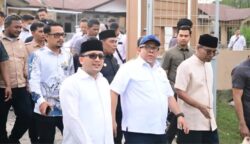 Wamen Perkim Fahri Hamzah foto bersama usai meninjau progres pembangunan rumah susun santri di Dayah Darul Qur’an Aceh, Gampong Tumbo Baro, Kecamatan Kuta Malaka, Aceh Besar, Rabu (18/6).