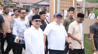 Wamen Perkim Fahri Hamzah foto bersama usai meninjau progres pembangunan rumah susun santri di Dayah Darul Qur’an Aceh, Gampong Tumbo Baro, Kecamatan Kuta Malaka, Aceh Besar, Rabu (18/6).