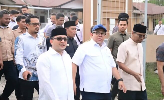 Wamen Perkim Fahri Hamzah foto bersama usai meninjau progres pembangunan rumah susun santri di Dayah Darul Qur’an Aceh, Gampong Tumbo Baro, Kecamatan Kuta Malaka, Aceh Besar, Rabu (18/6).
