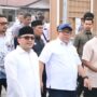 Wamen Perkim Fahri Hamzah foto bersama usai meninjau progres pembangunan rumah susun santri di Dayah Darul Qur’an Aceh, Gampong Tumbo Baro, Kecamatan Kuta Malaka, Aceh Besar, Rabu (18/6).