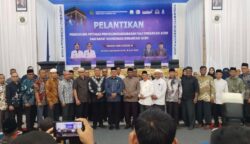 Ketua PPIH Embarkasi/Debarkasi Aceh Azhari melantik Pendukung Petugas Penyelenggara Ibadah Haji (PPPIH) Debarkasi Aceh, di Aula Jeddah UPT Asrama Haji Banda Aceh, Kamis (19/6). (Foto: Ist)