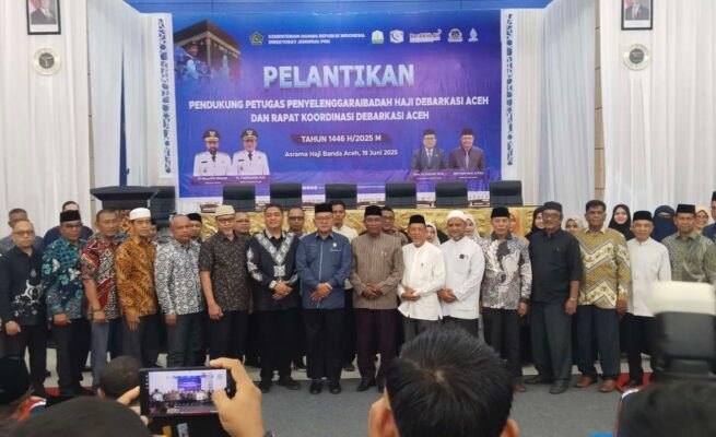 Ketua PPIH Embarkasi/Debarkasi Aceh Azhari melantik Pendukung Petugas Penyelenggara Ibadah Haji (PPPIH) Debarkasi Aceh, di Aula Jeddah UPT Asrama Haji Banda Aceh, Kamis (19/6). (Foto: Ist)