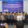 Ketua PPIH Embarkasi/Debarkasi Aceh Azhari melantik Pendukung Petugas Penyelenggara Ibadah Haji (PPPIH) Debarkasi Aceh, di Aula Jeddah UPT Asrama Haji Banda Aceh, Kamis (19/6). (Foto: Ist)