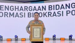 Kapolres Lhokseumawe AKBP Ahzan, menerima penghargaan Predikat Pelayanan Prima dalam ajang Pelayanan Publik Mandiri Tahun 2024 yang diserahkan oleh Kapolri Jenderal Pol Listyo Sigit Prabowo, di Gedung Mutiara PTIK, Jakarta, Kamis, 19 Juni 2025.