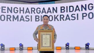 Kapolres Lhokseumawe AKBP Ahzan, menerima penghargaan Predikat Pelayanan Prima dalam ajang Pelayanan Publik Mandiri Tahun 2024 yang diserahkan oleh Kapolri Jenderal Pol Listyo Sigit Prabowo, di Gedung Mutiara PTIK, Jakarta, Kamis, 19 Juni 2025.