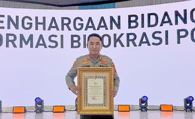 Kapolres Lhokseumawe AKBP Ahzan, menerima penghargaan Predikat Pelayanan Prima dalam ajang Pelayanan Publik Mandiri Tahun 2024 yang diserahkan oleh Kapolri Jenderal Pol Listyo Sigit Prabowo, di Gedung Mutiara PTIK, Jakarta, Kamis, 19 Juni 2025.