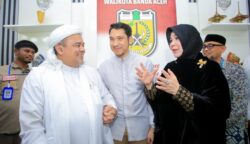 Wali Kota Banda Aceh Illiza Sa’aduddin Djamal, menyambut kedatangan ulama nasional dan Imam Besar Habib Muhammad Rizieq Shihab, di Pendopo Wali Kota Kamis (19/6/2025).