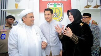 Wali Kota Banda Aceh Illiza Sa’aduddin Djamal, menyambut kedatangan ulama nasional dan Imam Besar Habib Muhammad Rizieq Shihab, di Pendopo Wali Kota Kamis (19/6/2025).