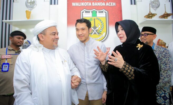 Wali Kota Banda Aceh Illiza Sa’aduddin Djamal, menyambut kedatangan ulama nasional dan Imam Besar Habib Muhammad Rizieq Shihab, di Pendopo Wali Kota Kamis (19/6/2025).