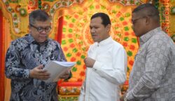 Wagub Aceh Fadhlullah menyerahkan permohonan pembangunan rumah para eks lombatan GAM dari Pemerintah Aceh ke Wamen Perkim Fahri Hamzah, di aula Rumah Dinas Wagub, Jum’at (20/6).