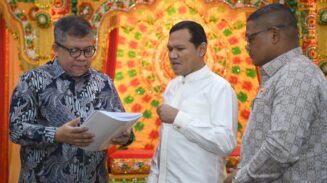 Wagub Aceh Fadhlullah menyerahkan permohonan pembangunan rumah para eks lombatan GAM dari Pemerintah Aceh ke Wamen Perkim Fahri Hamzah, di aula Rumah Dinas Wagub, Jum’at (20/6).