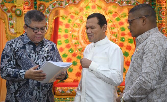 Wagub Aceh Fadhlullah menyerahkan permohonan pembangunan rumah para eks lombatan GAM dari Pemerintah Aceh ke Wamen Perkim Fahri Hamzah, di aula Rumah Dinas Wagub, Jum’at (20/6).