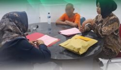 JPU Kejari Bireuen menerima pelimpahan tersangka dan barang bukti perkara pencabulan terhadap anak oleh kakek MR, dari Polres Bireuen, Jum’at (20/6). (Foto: Ist)