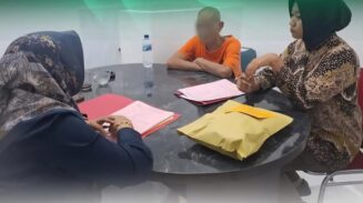 JPU Kejari Bireuen menerima pelimpahan tersangka dan barang bukti perkara pencabulan terhadap anak oleh kakek MR, dari Polres Bireuen, Jum’at (20/6). (Foto: Ist)