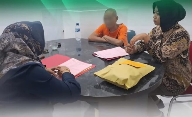 JPU Kejari Bireuen menerima pelimpahan tersangka dan barang bukti perkara pencabulan terhadap anak oleh kakek MR, dari Polres Bireuen, Jum’at (20/6). (Foto: Ist)