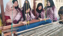 Ketua IAD Wilayah Aceh, Juraidah melakukan kunjungan ke Dekranasda Aceh Besar di Gampong Gani, Kecamatan Ingin Jaya, Jum'at (20/6). (Foto: Ist)