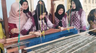 Ketua IAD Wilayah Aceh, Juraidah melakukan kunjungan ke Dekranasda Aceh Besar di Gampong Gani, Kecamatan Ingin Jaya, Jum'at (20/6). (Foto: Ist)