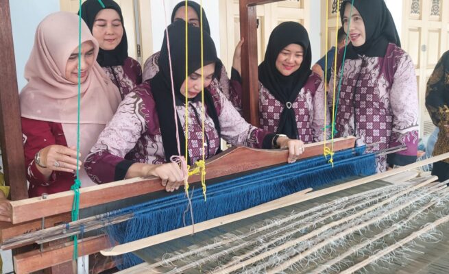 Ketua IAD Wilayah Aceh, Juraidah melakukan kunjungan ke Dekranasda Aceh Besar di Gampong Gani, Kecamatan Ingin Jaya, Jum'at (20/6). (Foto: Ist)