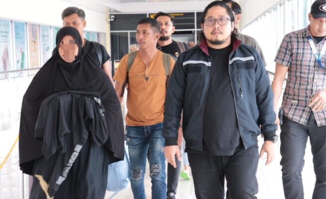 Satreskrim Polresta Banda Aceh menangkap RH (55), pelaku Penjual Gadis asal Aceh Besar ke Malaysia yang selama ini buron. (Foto: Dok. Polresta Banda Aceh)