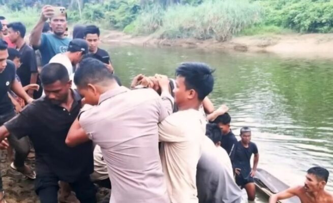 Evakuasi jenazah warga Gampong Leubok Pempeng, Kecamatan Peureulak, Kabupaten Aceh Timur, yang tewas setelah diterkam buaya saat menyelam mencari kerang di aliran sungai setempat, Sabtu (21/6) siang. (Foto: Dok. Humas Polres Aceh Timur)