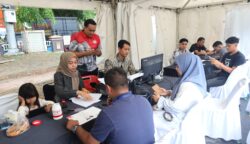 Polda Aceh menggelar rangkaian pelayanan publik di ajang Car Free Day (CFD) Bhayangkara Sport Day yang dipusatkan di kawasan Simpang Lima, Kota Banda Aceh, Ahad pagi (22/6). (Foto: For Infoaceh.net)