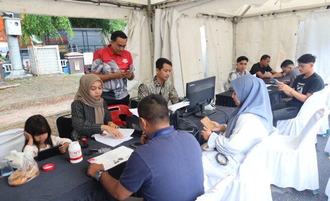 Polda Aceh menggelar rangkaian pelayanan publik di ajang Car Free Day (CFD) Bhayangkara Sport Day yang dipusatkan di kawasan Simpang Lima, Kota Banda Aceh, Ahad pagi (22/6). (Foto: For Infoaceh.net)
