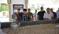 Wagub Aceh Fadhlullah ziarah Makam Habib Bugak di Desa Pante Peusangan, Kecamatan Jangka, Bireuen, Ahad (22/6). (Foto: Ist)