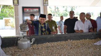 Wagub Aceh Fadhlullah ziarah Makam Habib Bugak di Desa Pante Peusangan, Kecamatan Jangka, Bireuen, Ahad (22/6). (Foto: Ist)