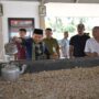 Wagub Aceh Fadhlullah ziarah Makam Habib Bugak di Desa Pante Peusangan, Kecamatan Jangka, Bireuen, Ahad (22/6). (Foto: Ist)