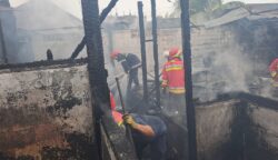 Dua rumah warga dan 1 kios terbakar di Jalan Belibis Gunung Leuser Gampong Sukaramai (Blower) Kecamatan Baiturrahman, Banda Aceh, Ahad sore, 22 Juni 2025. (Foto: Ist)