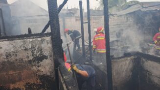 Dua rumah warga dan 1 kios terbakar di Jalan Belibis Gunung Leuser Gampong Sukaramai (Blower) Kecamatan Baiturrahman, Banda Aceh, Ahad sore, 22 Juni 2025. (Foto: Ist)