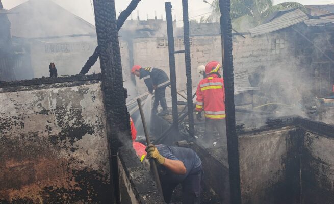 Dua rumah warga dan 1 kios terbakar di Jalan Belibis Gunung Leuser Gampong Sukaramai (Blower) Kecamatan Baiturrahman, Banda Aceh, Ahad sore, 22 Juni 2025. (Foto: Ist)