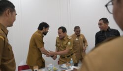 Gubernur Aceh Muzakir Manaf (Mualem) didampingi Wagub Fadhlullah dan Plt. Sekda Aceh M Nasir Syamaun memimpin Rapim Pemerintah Aceh membahas percepatan realisasi APBA 2025 di Gedung Serbaguna Setda Aceh, Senin (23/6). (Foto: For Infoaceh.net)