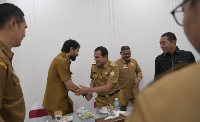Gubernur Aceh Muzakir Manaf (Mualem) didampingi Wagub Fadhlullah dan Plt. Sekda Aceh M Nasir Syamaun memimpin Rapim Pemerintah Aceh membahas percepatan realisasi APBA 2025 di Gedung Serbaguna Setda Aceh, Senin (23/6). (Foto: For Infoaceh.net)