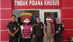 Penyidik pada Kejati Aceh pada Senin (23/6) menahan dua PNS terkait dugaan tindak pidana korupsi pengelolaan keuangan Balai Guru Penggerak (BGP) Provinsi Aceh 2022–2023. (Foto: For Infoaceh.net)